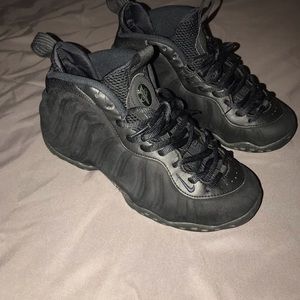Men’s Nike Foamposite size 9.5